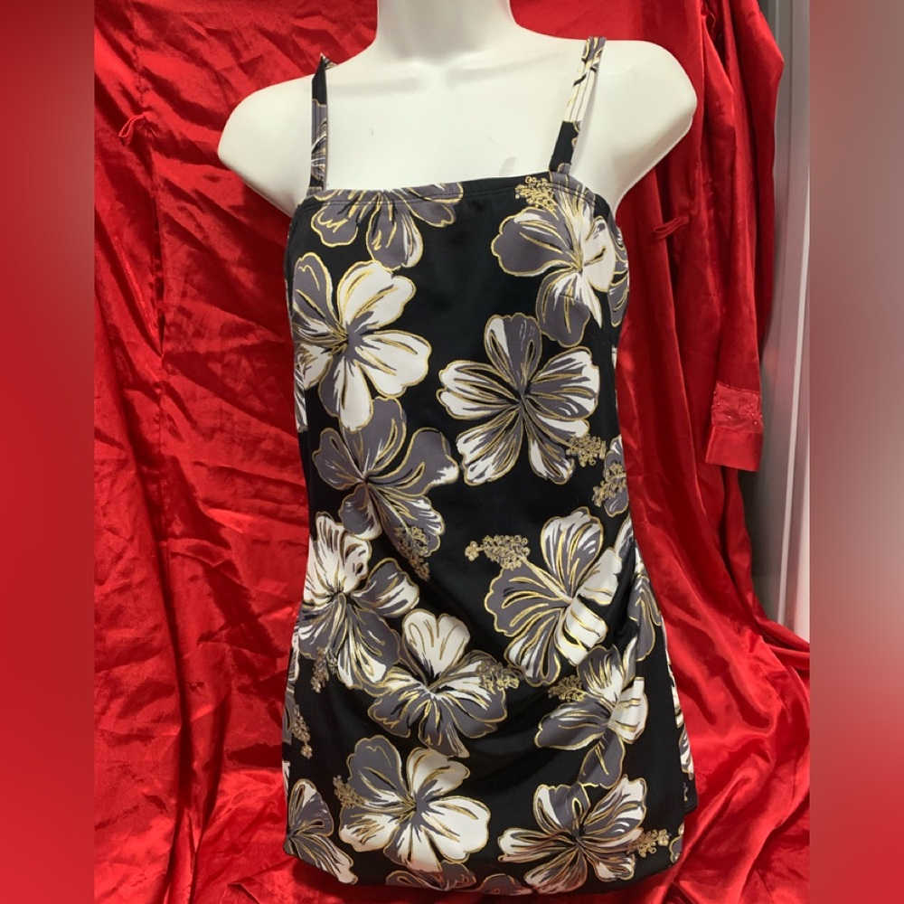 Womens one piece swimsuit by Roxanne, size 10/34B, NWOT beautiful